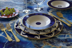 Collection Aladdin par Alessandro Luciani – service de table en porcelaine design italien sur plateau en pierre naturelle bleue