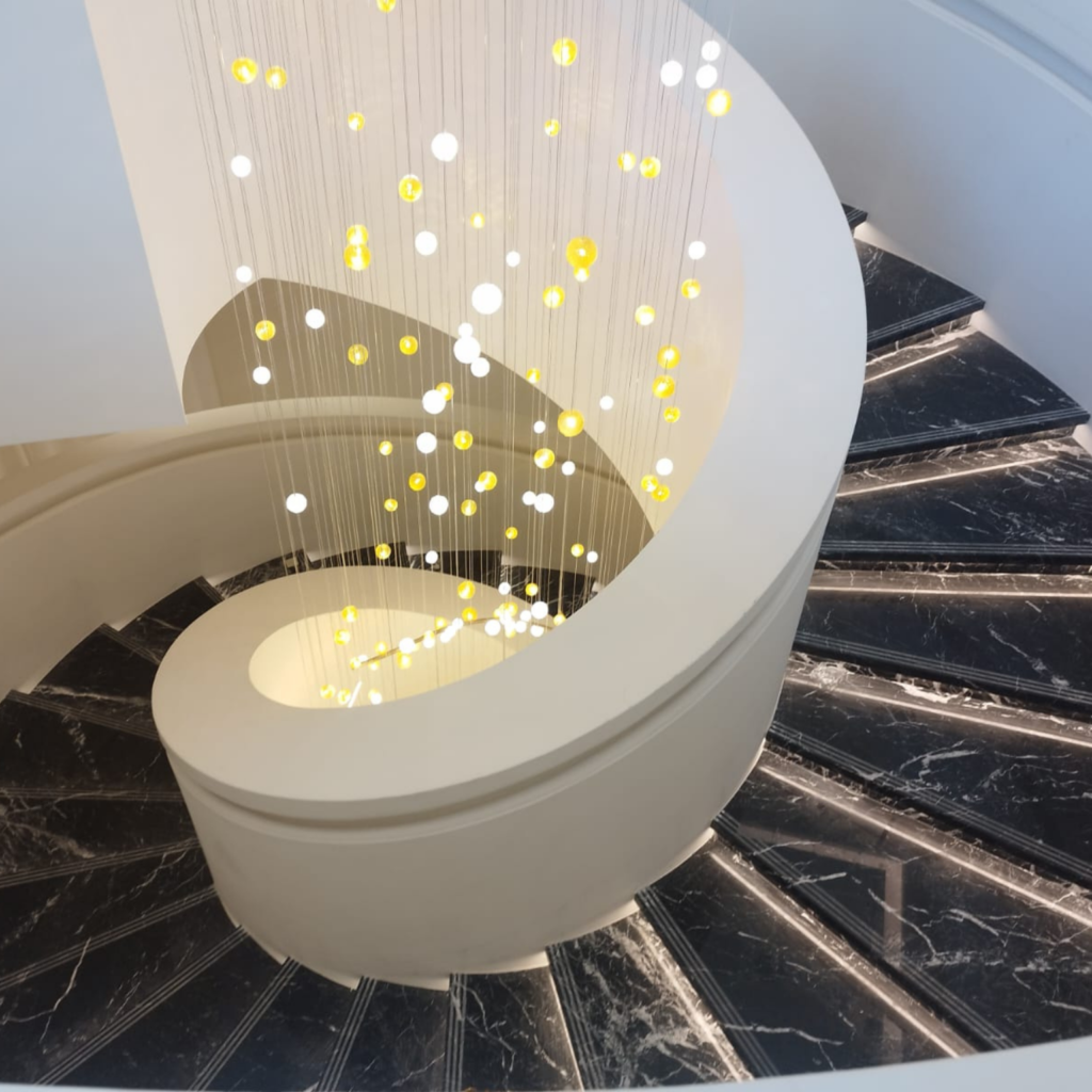 Escalier en marbre Noir Marquina réalisé pour le Park Hôtel Anantara à Nice