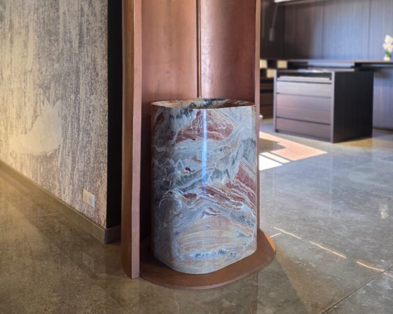 Vasque Jupiter en marbre Arabescato Orobico fabriquée sur mesure par la marbrerie italienne Borga Design