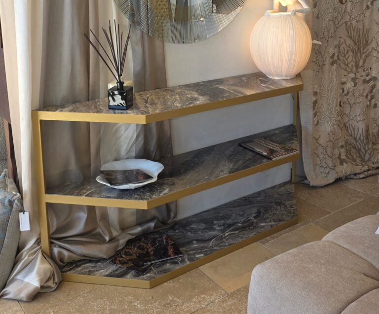 Console Eklettico en marbre Arabescato Grey et structure métal finition or – design italien Atelier+