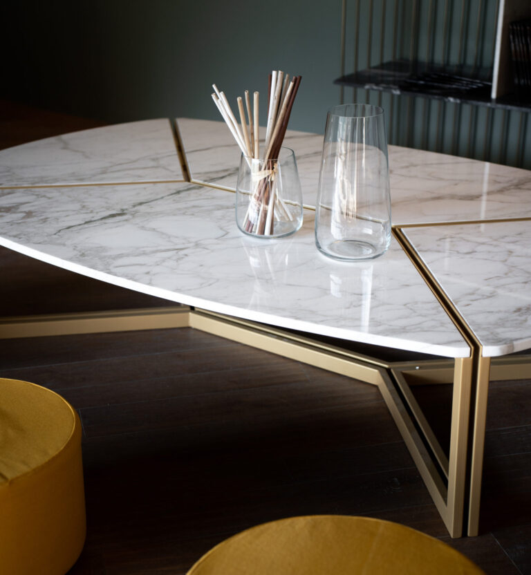 Table basse design en marbre Calacatta et structure métallique réalisée par Atelier+