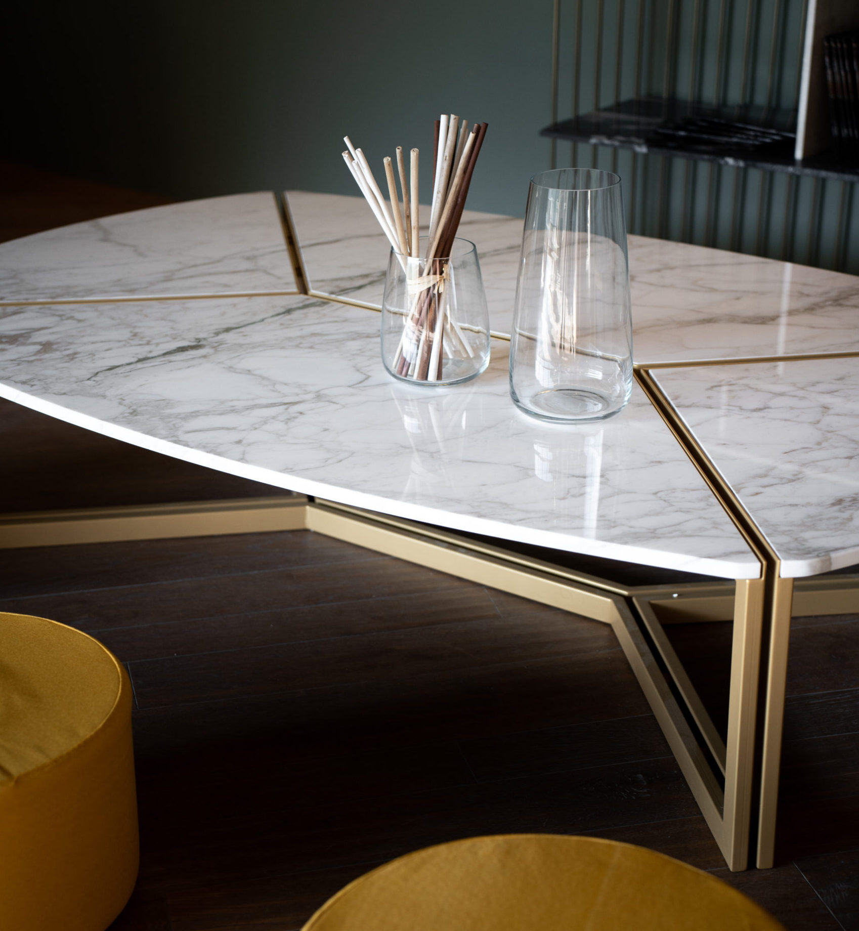 Table basse design en marbre Calacatta et structure métallique réalisée par Atelier+