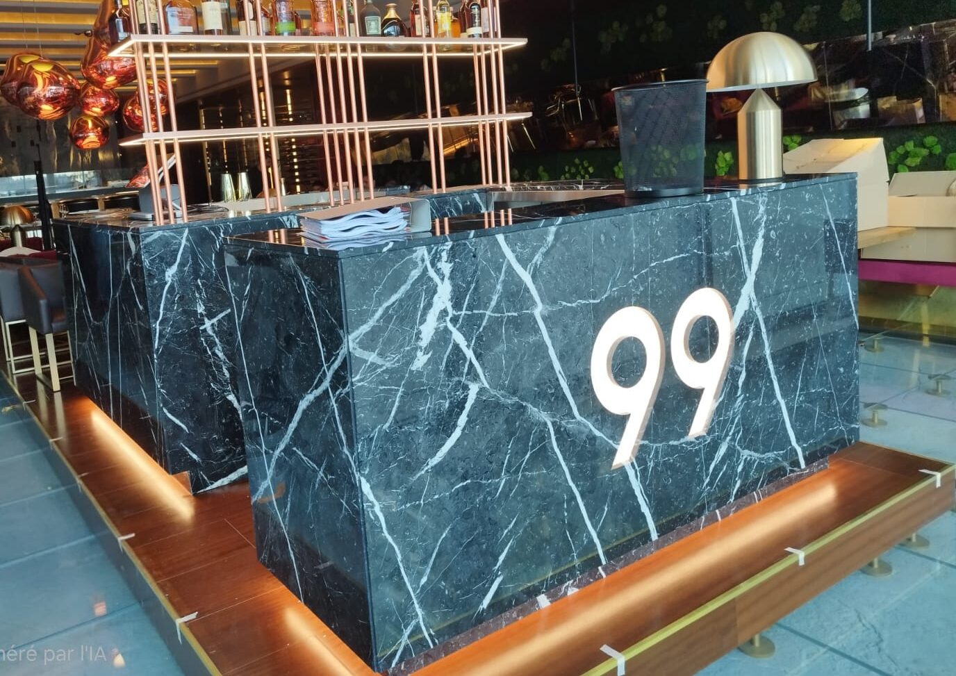 Banque d’accueil en marbre Noir Marquina rétroéclairée réalisée sur mesure pour le Sushi Bar 99 à Monaco.