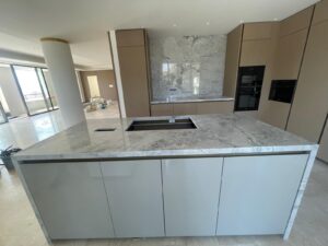 Cuisine en quartzite Calacatta Super White – Îlot central et crédence sur mesure