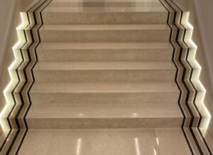 Escalier en pierre naturelle avec éclairage intégré – Élégance architecturale sur mesure