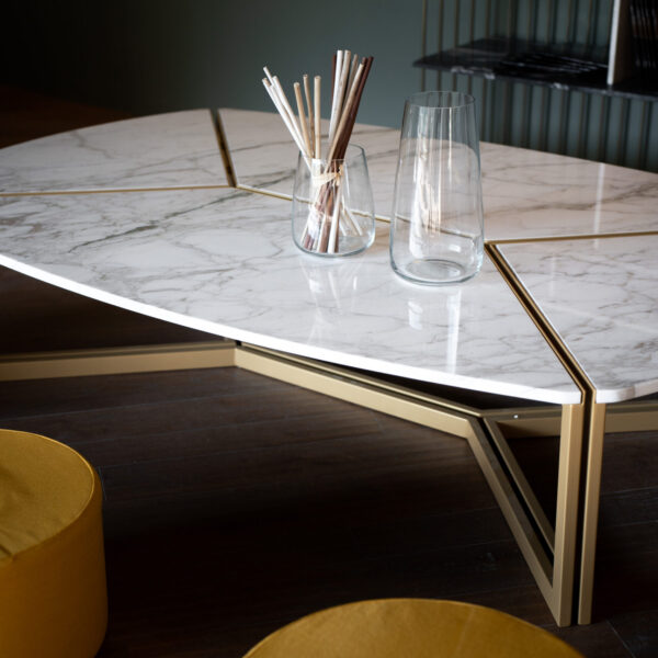 Table basse design en marbre Calacatta avec structure métallique sur mesure réalisée par Atelier+ Montecarlo.